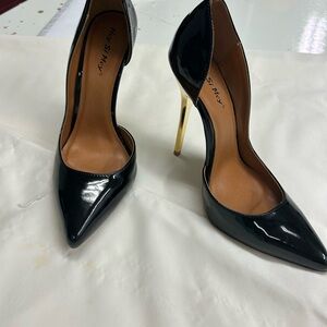 Size 41 or 9 us Hey Si Met beautiful heels!! Shiny black! Perfect condition